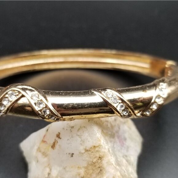 Brazillian Trendy gold tone hinge closure bracelet. B510 - Picture 2 of 2